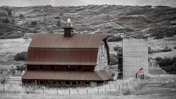 Barn along CO 105